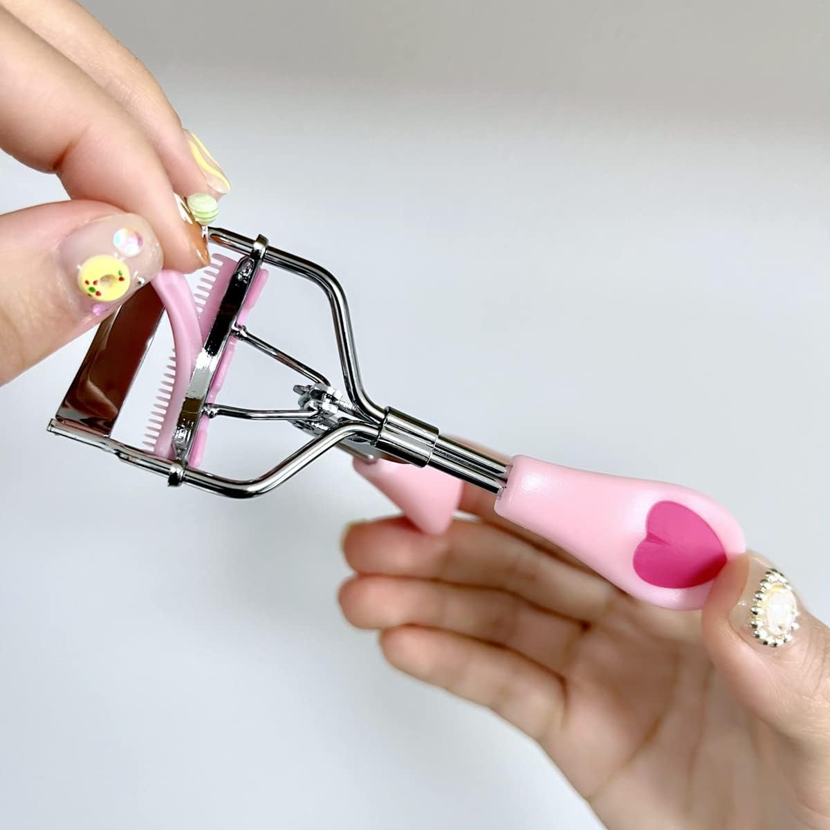 🔥Stainless Steel Eyelash Curler with Built-in Comb Pinch Pain-Free with 5 Silicone Refill Pads